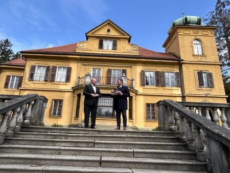 župan Boris Goličnik in minister dr. Aleksander Jevšek pred dvorcem Gutenbuchel