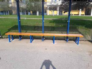 Klop na avtobusnem postajališču pri šoli