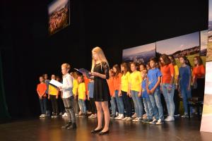 Mladinski pevski zbor OŠ KDK z voditeljema Majo in Jakom
