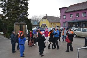 Menih zaplesal z nuno in drugimi šemami