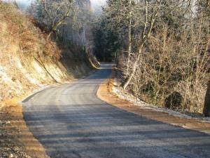 V sodelovanju s Krajevno skupnostjo Ravne je Občina Šoštanj uredila tudi 560-metrski odsek javne poti Krištan – Lomovšek – Krt v Ravnah. Na do sedaj makadamski cesti so uredili voziščno konstrukcijo, odvodnjavanje in asfaltno prevleko.