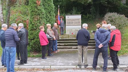 polaganje venca k spomeniku talcev