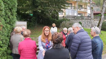 polaganje venca k spomeniku talcev