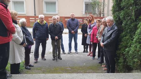 polaganje venca k spomeniku talcev