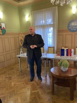 F0B9E364-7D40-403A-BE6C-4B924DB4D1B3