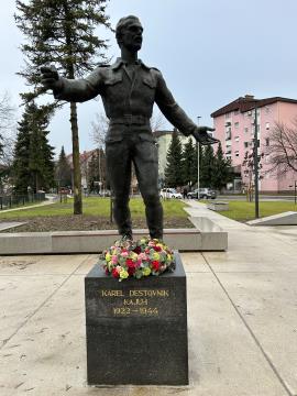 Cvetje pri Kajuhovem spomeniku v parku
