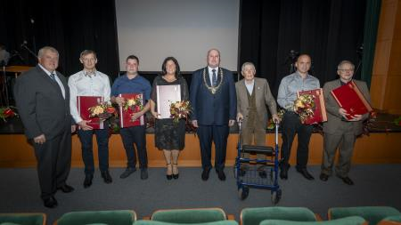 Prejemniki plaket in priznanj z leve proti desni: Srečko Potočnik (predsednik Komisije za priznanja), Sebastjan Sovič, Tomaž Slamek, Danica Sovič, župan Boris Goličnik, Vinko Pejovnik, Aleksander Grudnik (Kulturnica Gaberke) in Franc Skornšek; foto: Peter Vrčkovnik