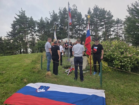 Polaganje cvetja k spomeniku NOB v Skornem