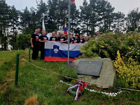 Polaganje cvetja k spomeniku NOB v Skornem